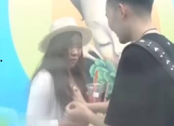 美女主播给人袭胸,美女主播遭袭胸事件引发热议